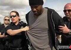 Amatör Raper gör en mycket varm trekant med två Storbröstad kvinnliga poliser