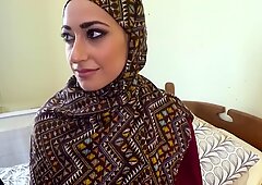 Араби жена в Hijab прави секс с голям човек