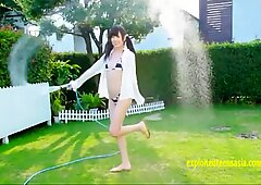 Kotora Mafune erscheint in ihrem Debütfilm und versteckt ihre Muschi und Titten nackt ausgezogen im Garten