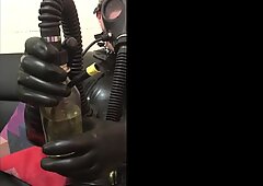 Gummi slave med piss inhalator