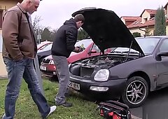 Samochód-remontowy mężczyzna zostaje uwiedziony przez muskularnego mężczyznę