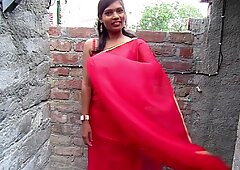 Seksi bir tarzda sıcak yenge sari, kırmızı renkli saree hareket