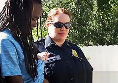 젊은 흑인 rasta는 씨발 경찰보다 더 많은 옵션이 없습니다