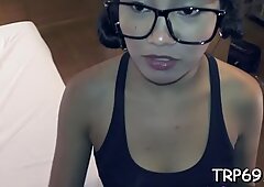 Hot Rompe Thai Slut Bounces på en Stang