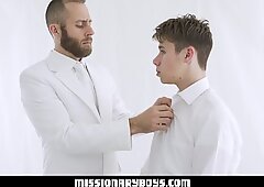 Missionären pojke ger en präst en säd ansiktsbehandling