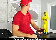 Exxxtrasmall - Tursam Gamer fångar och fucks Pikachu