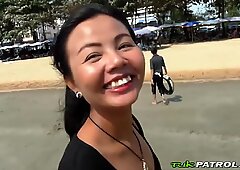 Sexy Thai Bambina Rimorchiata su sulla Spiaggia e scopata Punto di Vista