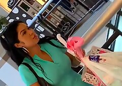 Gemuk pinggul perempuan Bangsa Latin Ibu Seksi menyerap di Mall Candid