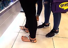 I piedi sexy di fr hanno pedicured sandali alluci rossi caldi
