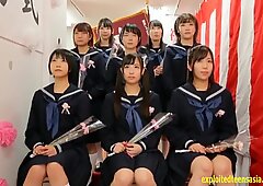 Japán Schoolgirls összeállt, és csoportszex volt az iskolában.