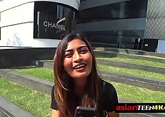 Falske Patter på denne Asiatisk Teenager ser så godt ud og ned, da hun rider sit lange hårde Skaft