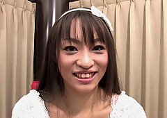 Funky Japonais Babe Chats à la caméra dans une interview