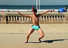 Twink dancing in the beach with speedo bulge / Novinho dan&ccedil_ando sunga na praia
