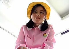 Το ηλίθιο ασιατικό έφηβη maki chan φοράει τα ρούχα γιαγιούλα
